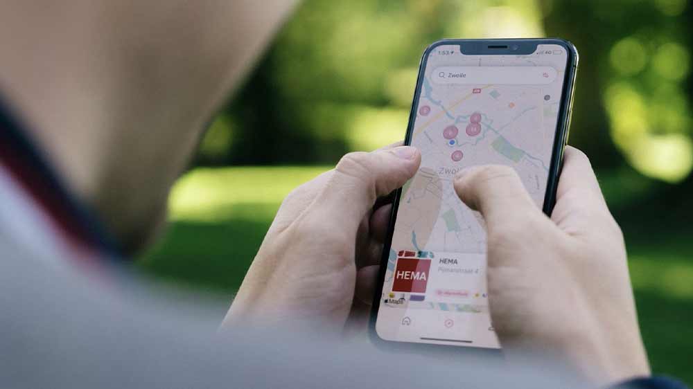 Osoba držící iPhone_02