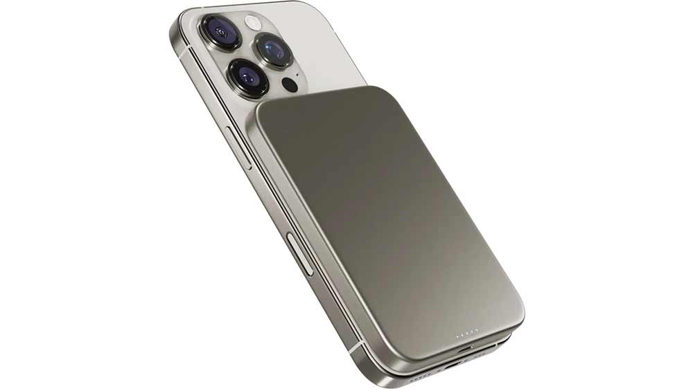 Powerbanka Epico UltraPack Qi2 Slim Mag+ přichycena k telefonu_02