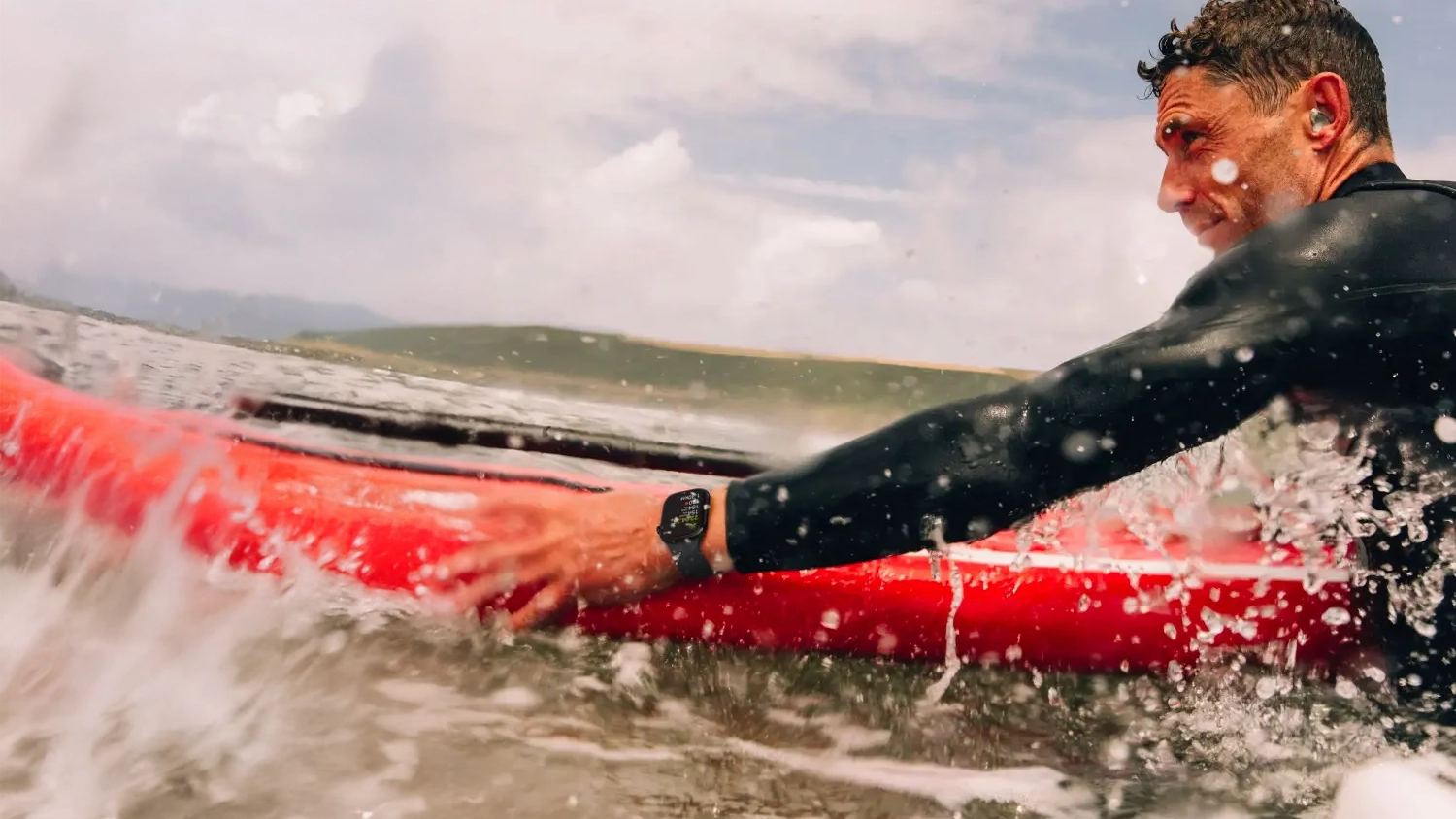 Muž Surfuje a má na sobě Apple Watch