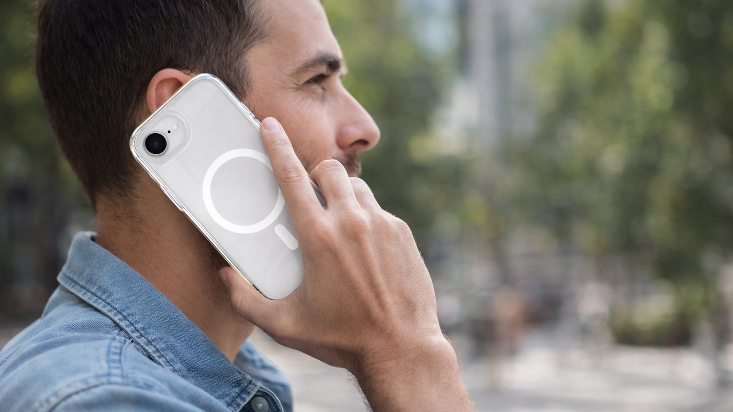 Muž telefonuje iPhonem s krytem ER MagCrystal