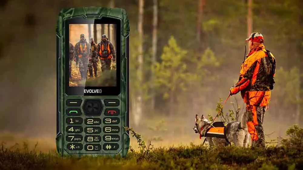 Pracovník v lese a telefon EVOLVEO StrongPhone H1