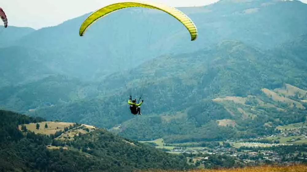 Člověk na paraglidu v př&iacute;rodě