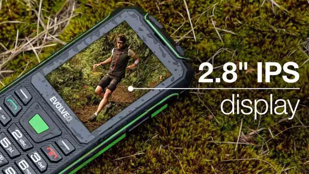 EVOLVEO StrongPhone W4 na trávě s popisem displeje