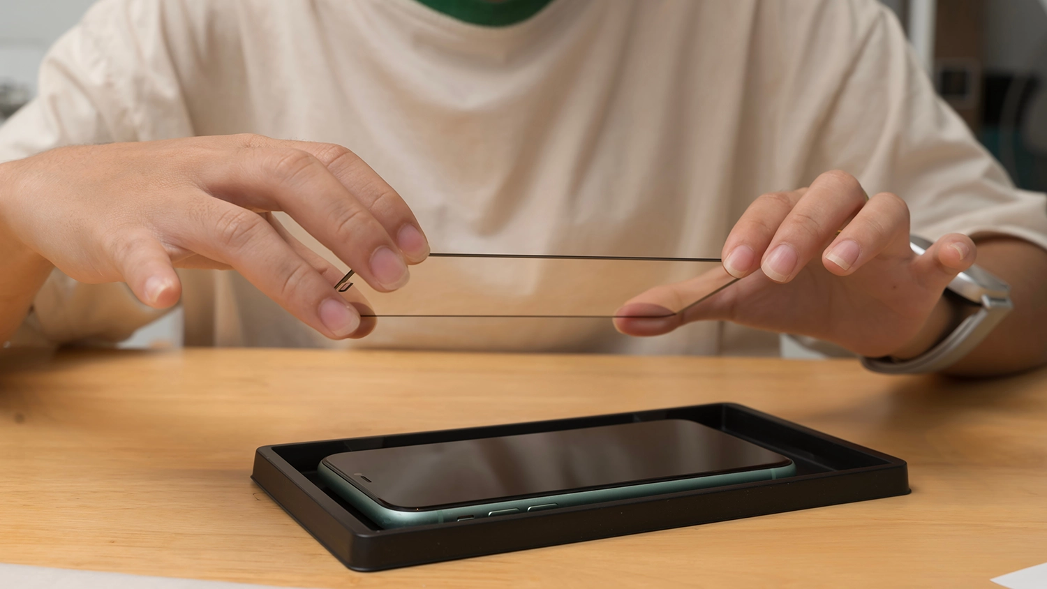 Ochrann&eacute; tvrzen&eacute; sklo FIXED 3D Full-Cover pro Apple iPhone XR/11 čern&eacute; instalovan&eacute; na displej telefonu