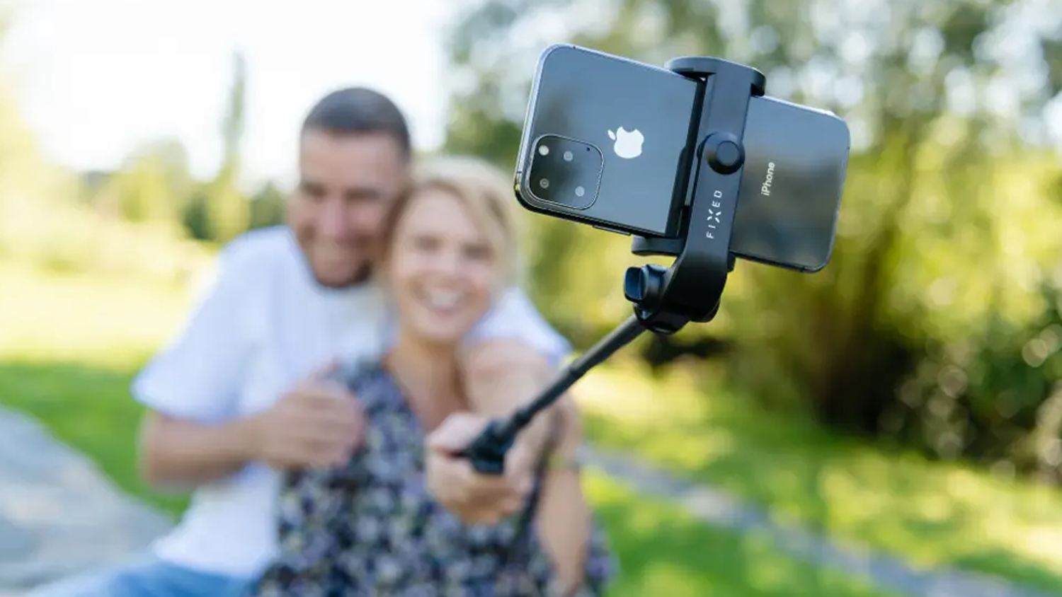 Pár se fotí pomocí teleskopické selfie tyče Fixed Snap FIXSS-SN-BK