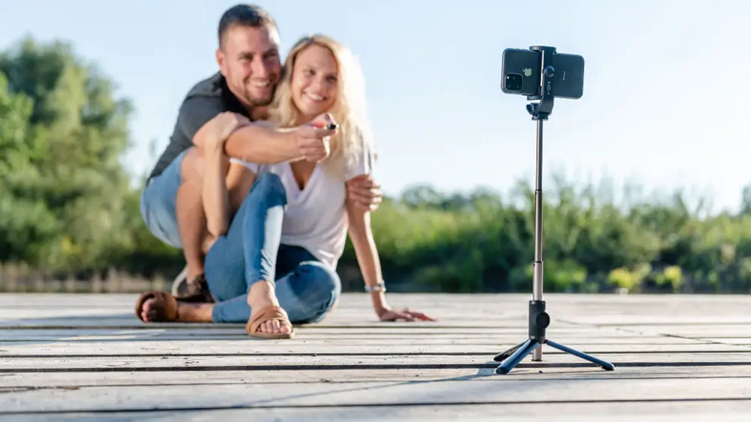 Pár pořizuje fotografii na dálku