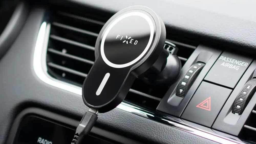 Držák telefonu Fixed MagClick 15W s bezdrátovým nabíjením připevněný ve ventilační mřížce v autě_02