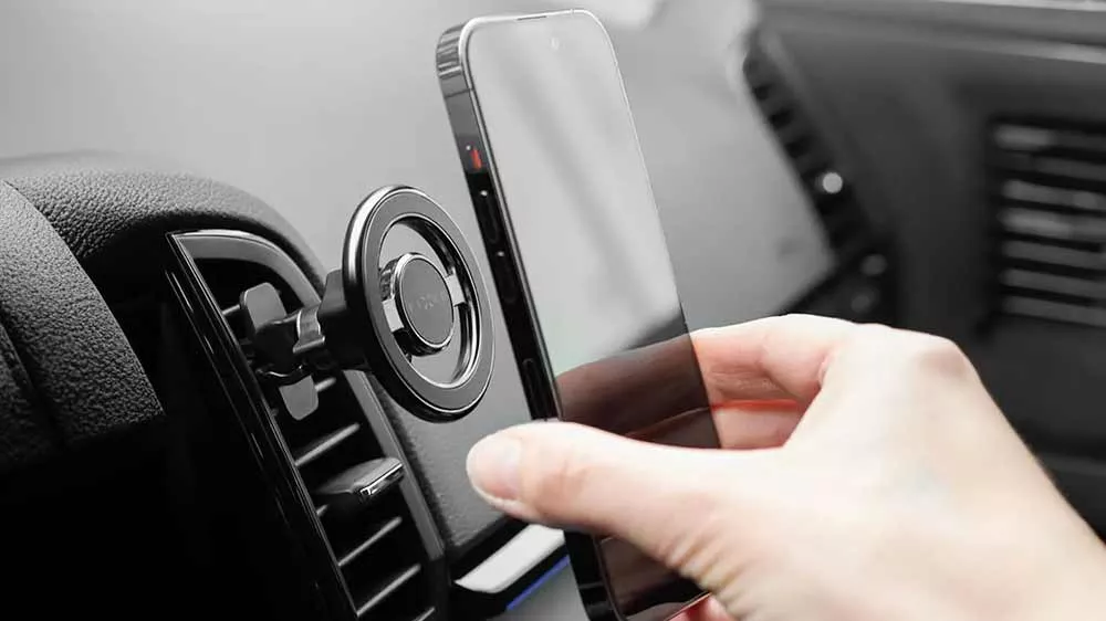 Žena připevňuje telefon na magnetický držák FIXED MagMount Vent_03