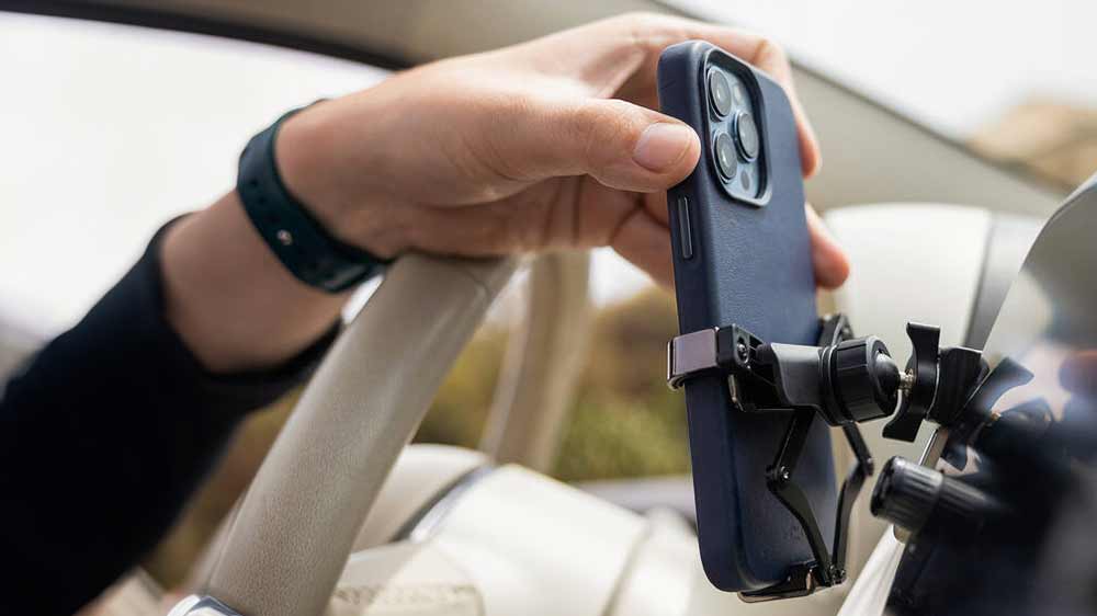 Držák do auta FIXED Gravity v autě_02