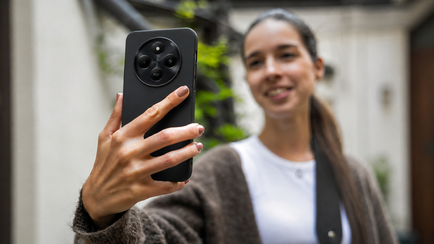 Žena drž&iacute; telefon s nasazen&yacute;m krytem