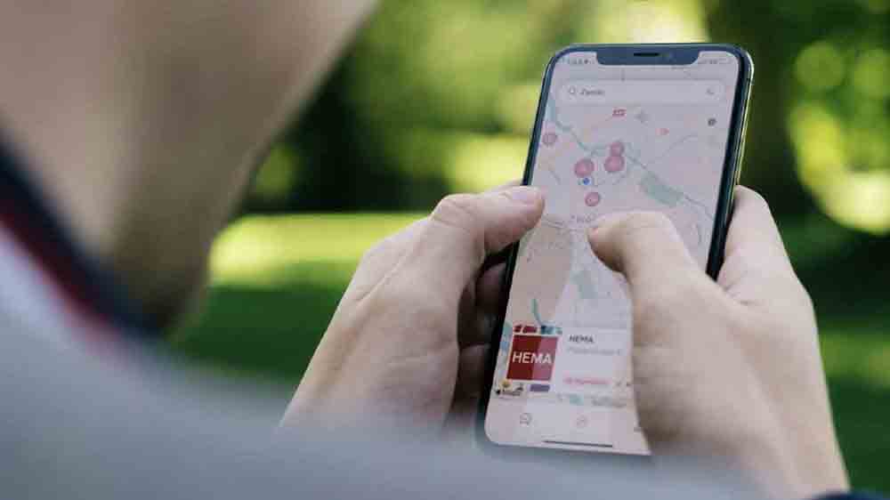 Osoba držící iPhone_02