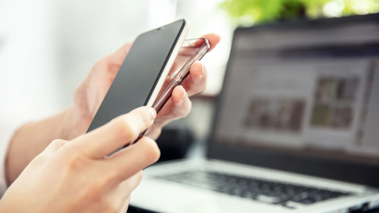 Ruce, které nasazují kryt na telefon