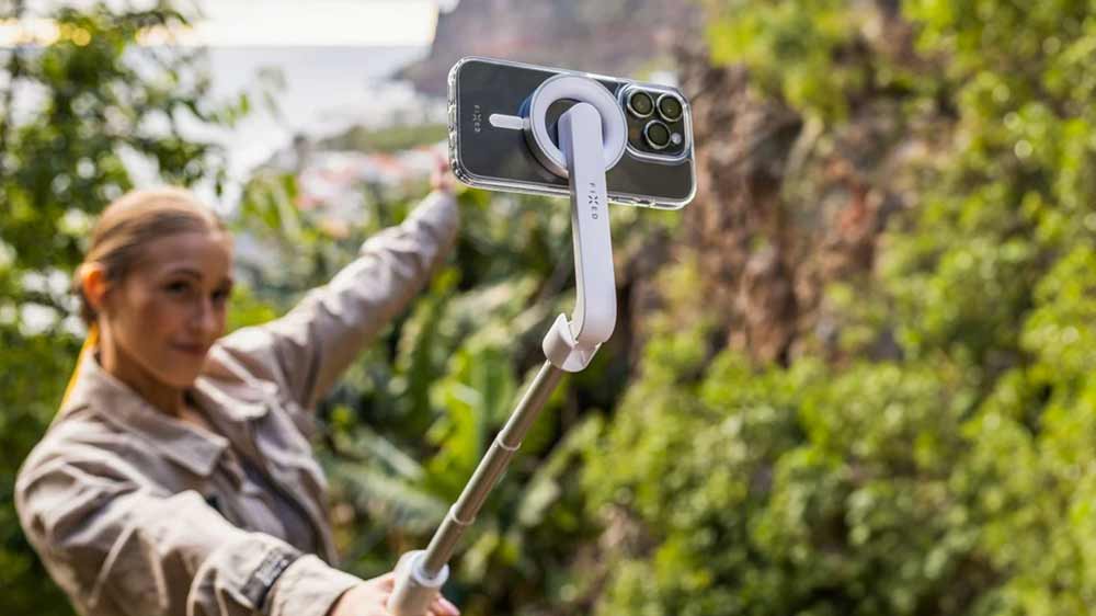 Žena se fotí se selfie tyčí FIXED MagSnap_02