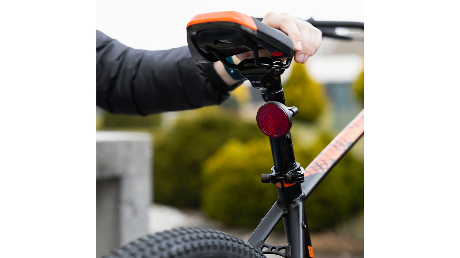 Ruka drž&iacute; kolo, kde je připevněn&yacute; SmartTag_02