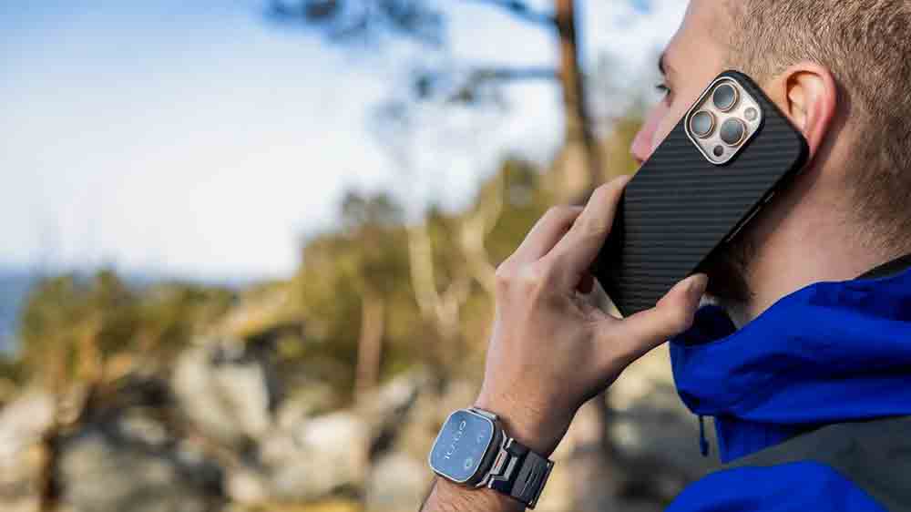 Muž telefonuje s mobilem v ochranném krytu Fixed MagVelar_02
