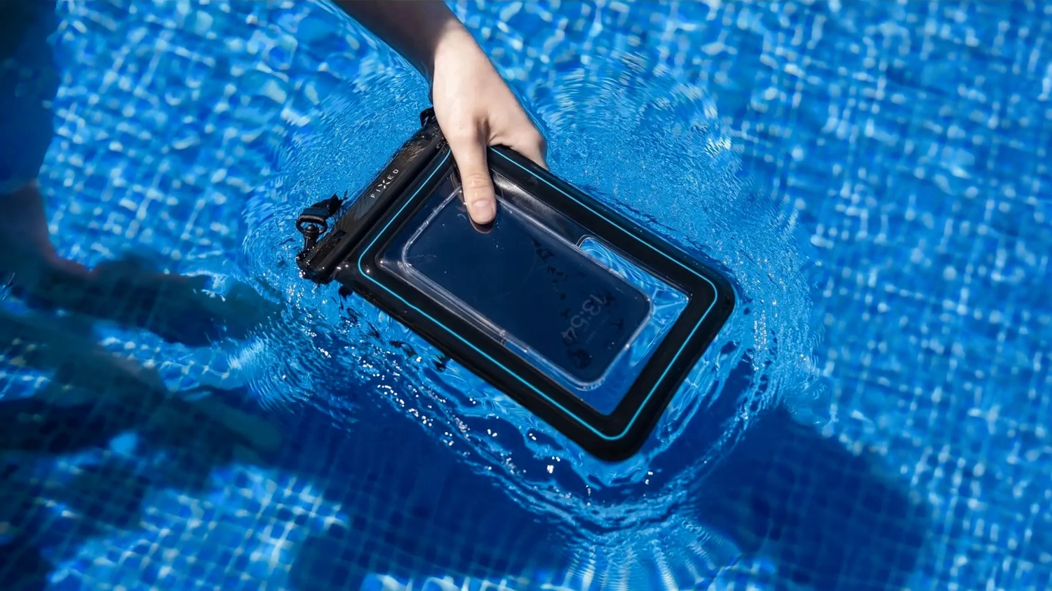 Voděodoln&eacute; pouzdro FIXED Float Max s telefonem uvnitř ve vodě