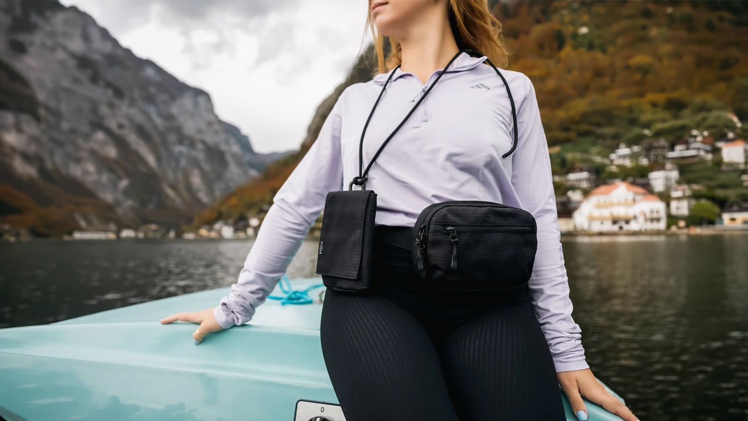 Žena má na sobě taštičku přes rameno s kapsou FIXED Camino Case
