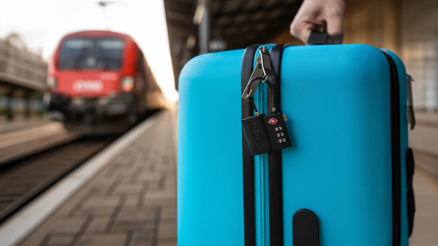 Zámek s lokátorem FIXED Find My a TSA černý na modrém kufru