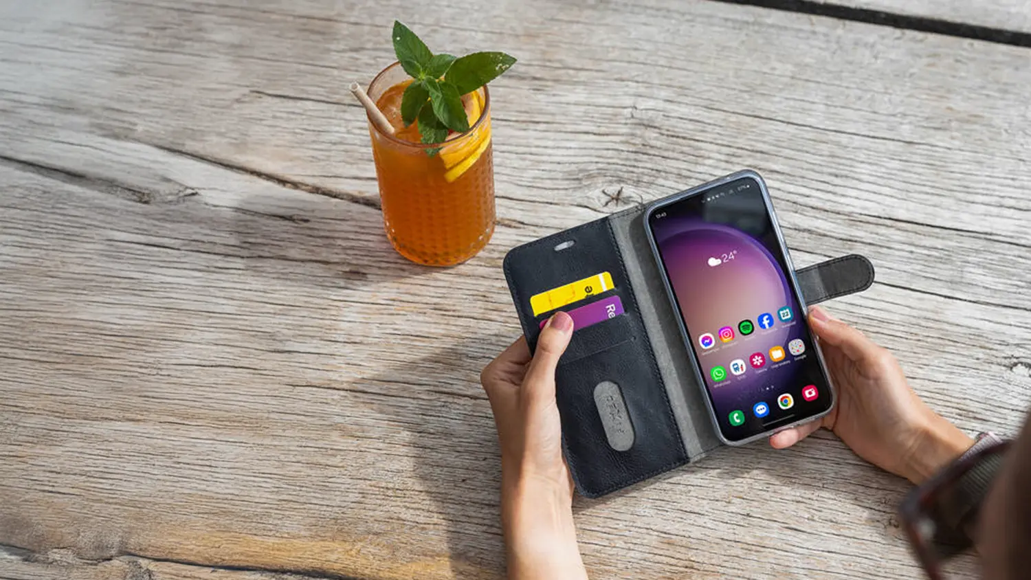 Žena používá mobil s obalem Fixed kniha Galaxy A17 4G/5G