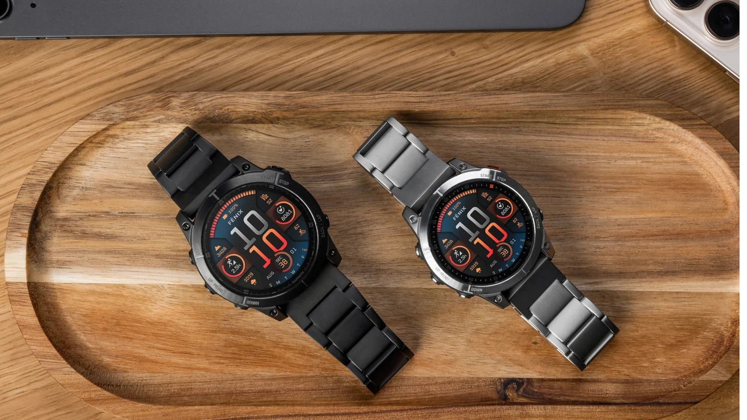Řemínek na hodinky Fixed Titanium Strap pro Garmin QuickFit 22mm v černém a stříbrném provedení na stole