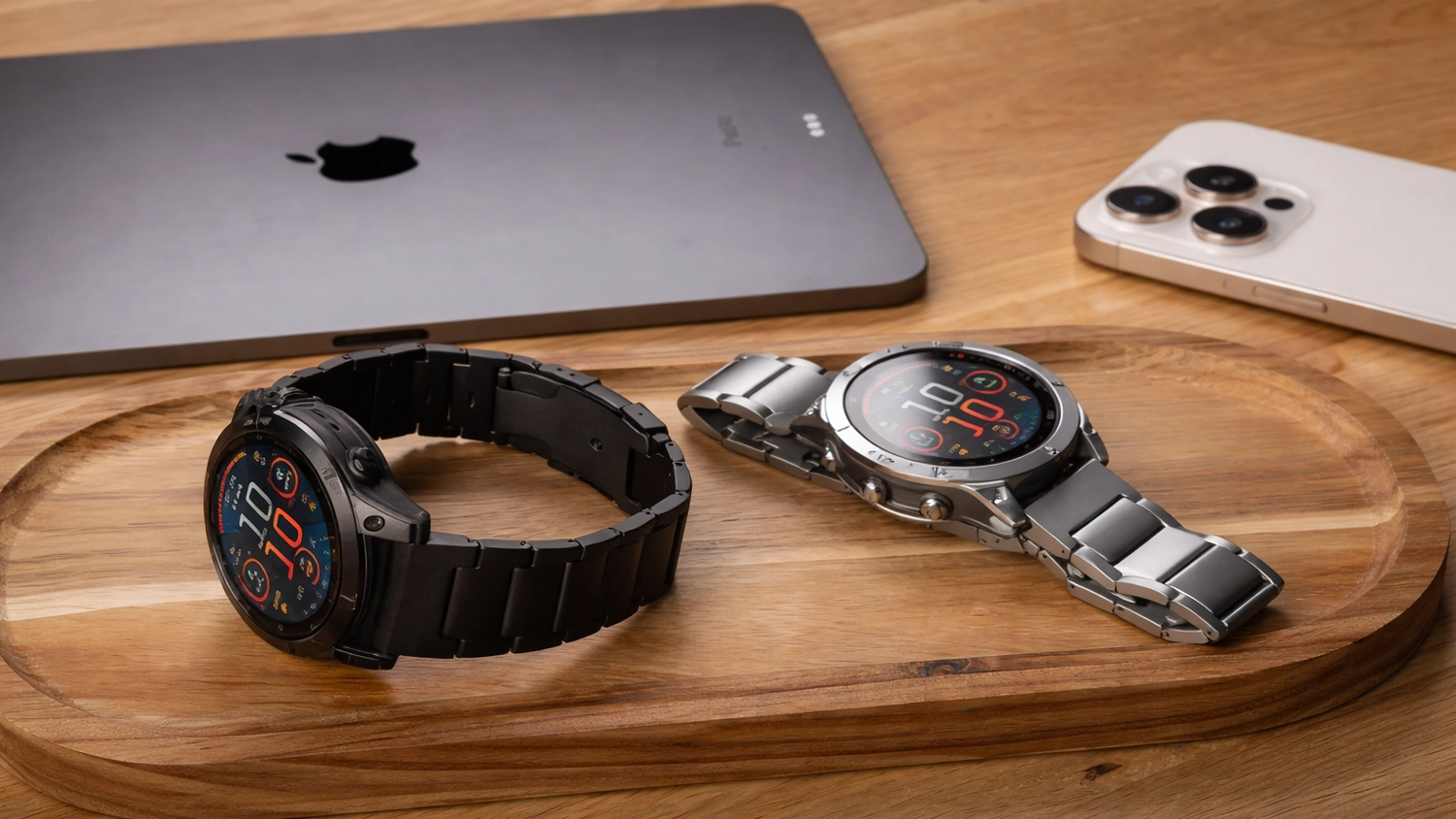 Titanov&yacute; řem&iacute;nek na dřevěn&eacute;m prk&eacute;nku a vedle čern&eacute; hodinky modely Garmin QuickFit 26mm