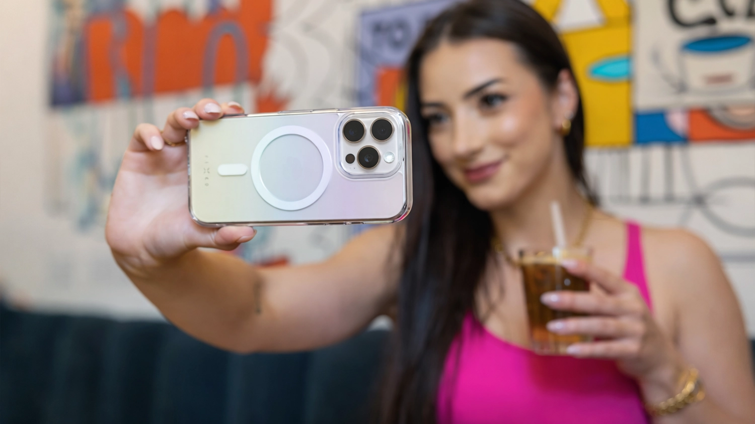 Žena si dělá selfie s iPhonem v krytu Fixed MagRainbow