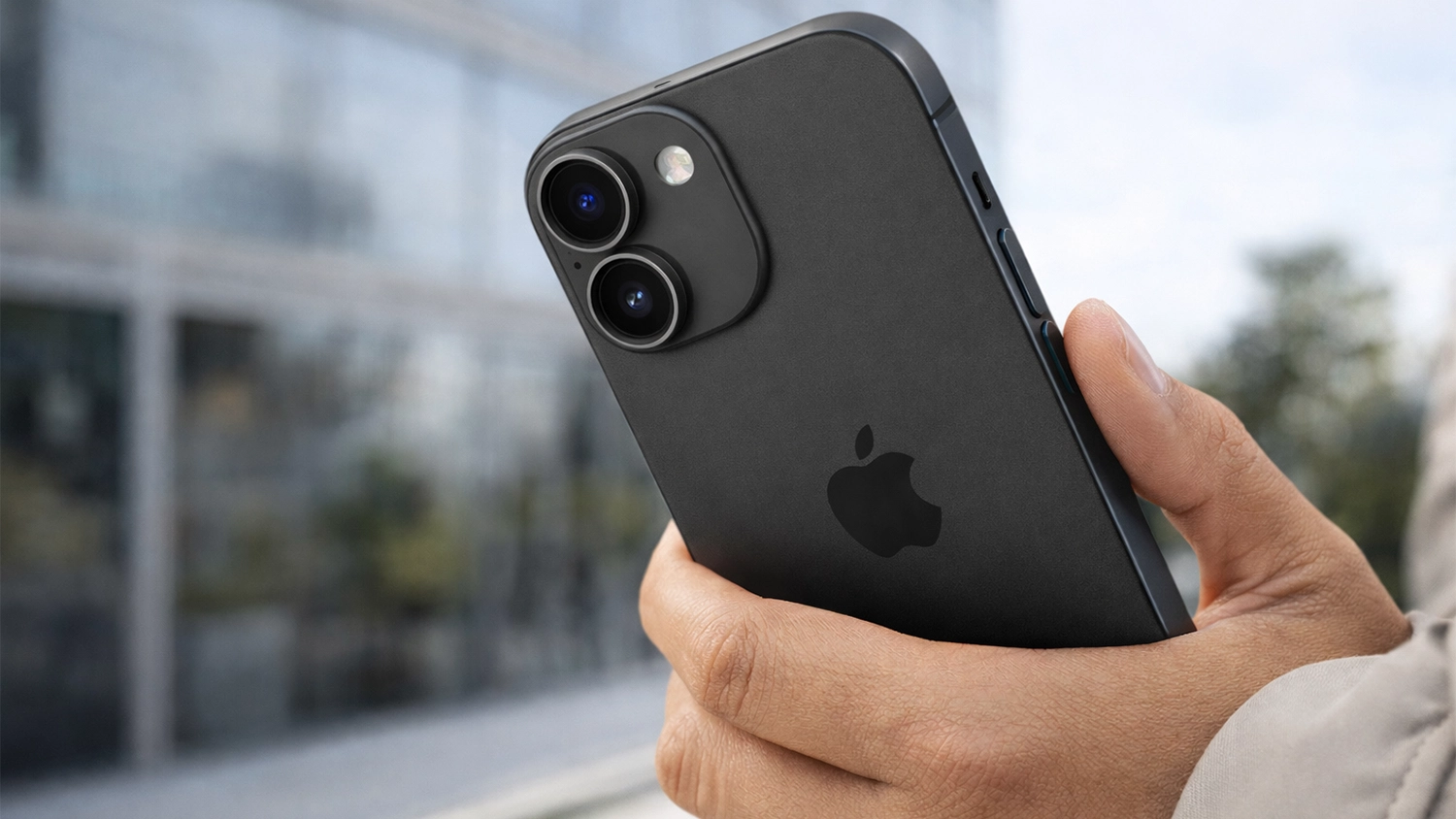 Ruka drž&iacute;c&iacute; iPhone s ochrann&yacute;mi skl&iacute;čky