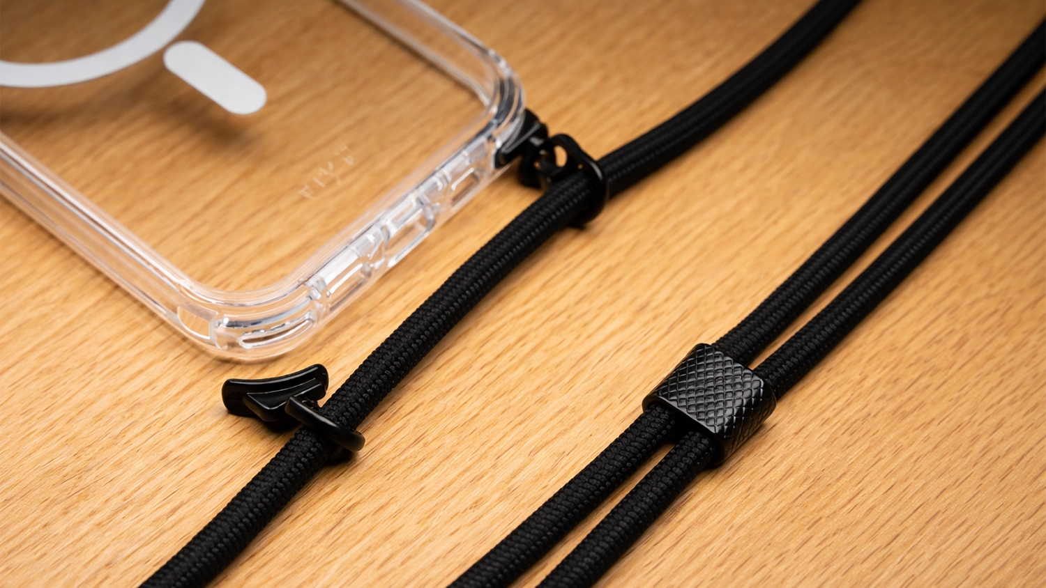 Bližší pohled na šňůrku a uchycení ke krytu Fixed MagPure Neck