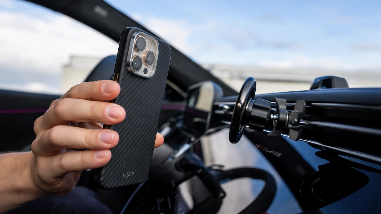 Ruka přikl&aacute;d&aacute; v autě telefon s krytem Fixed Magvelar na drž&aacute;k