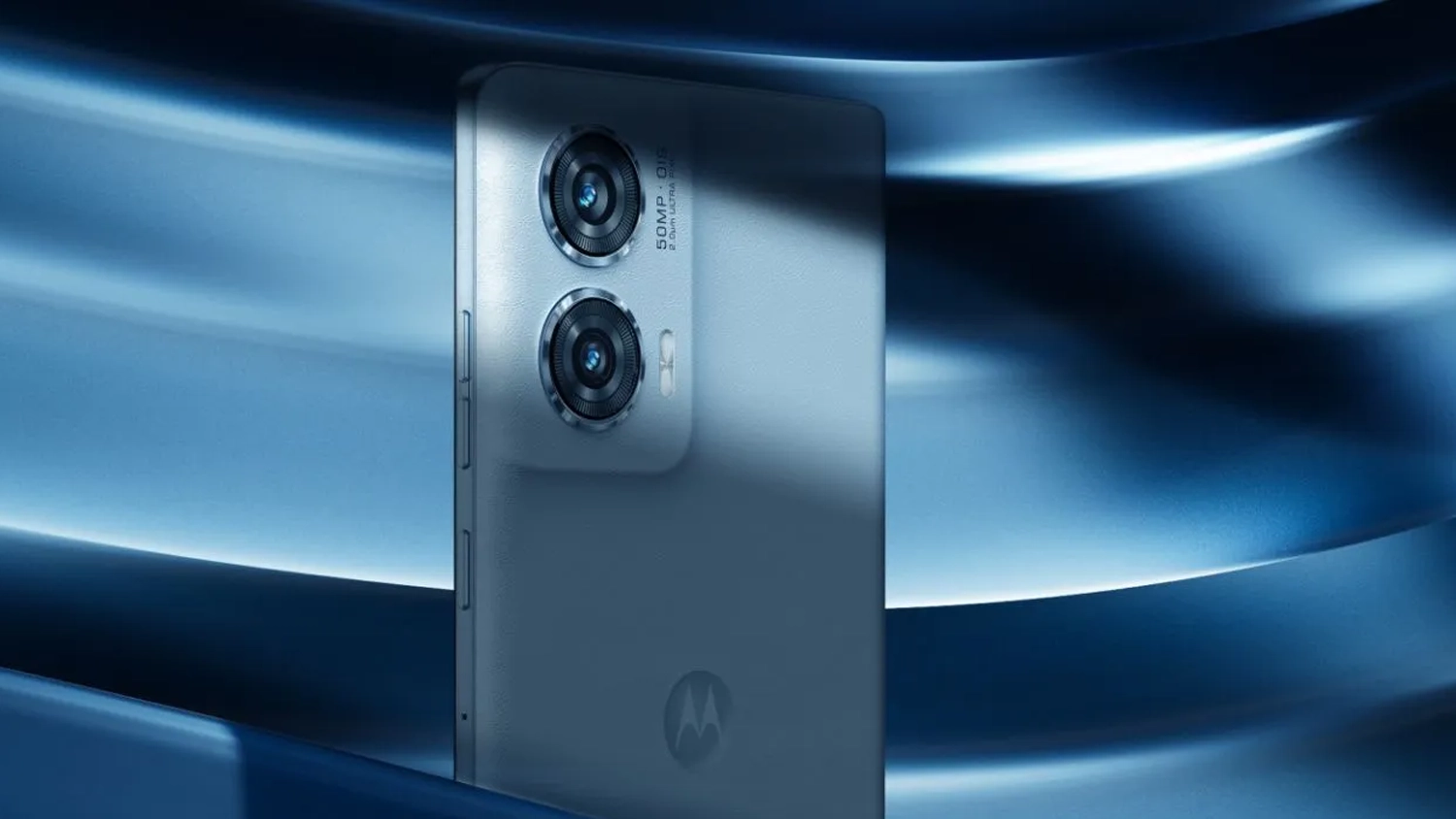 Motorola Edge 50 Fusion na modr&eacute;m pozad&iacute;