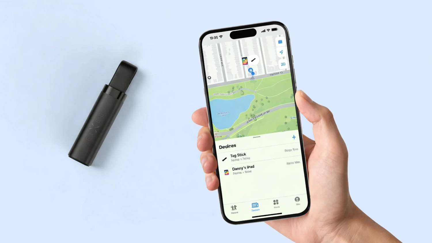 Ruka drž&iacute; mobil s aplikac&iacute; pro lok&aacute;tor FIXED