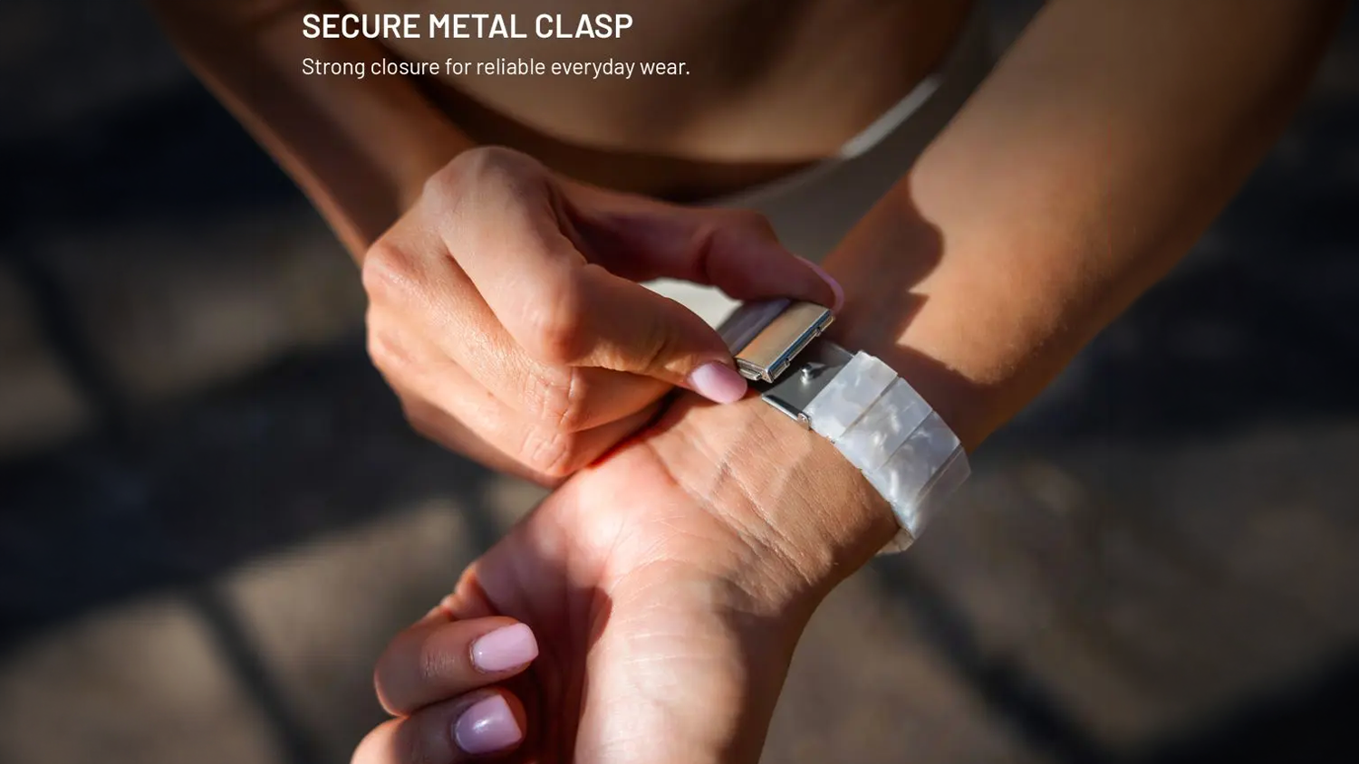 Žena s řemínkem Fixed Resin Strap na ruce