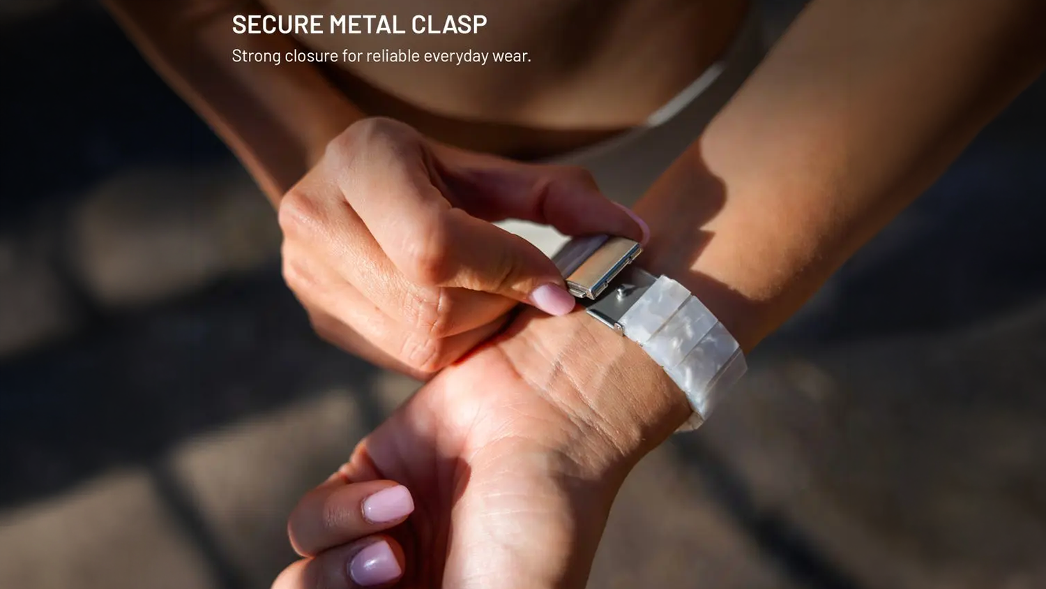 Žena s řemínkem Fixed Resin Strap Quick Release na ruce
