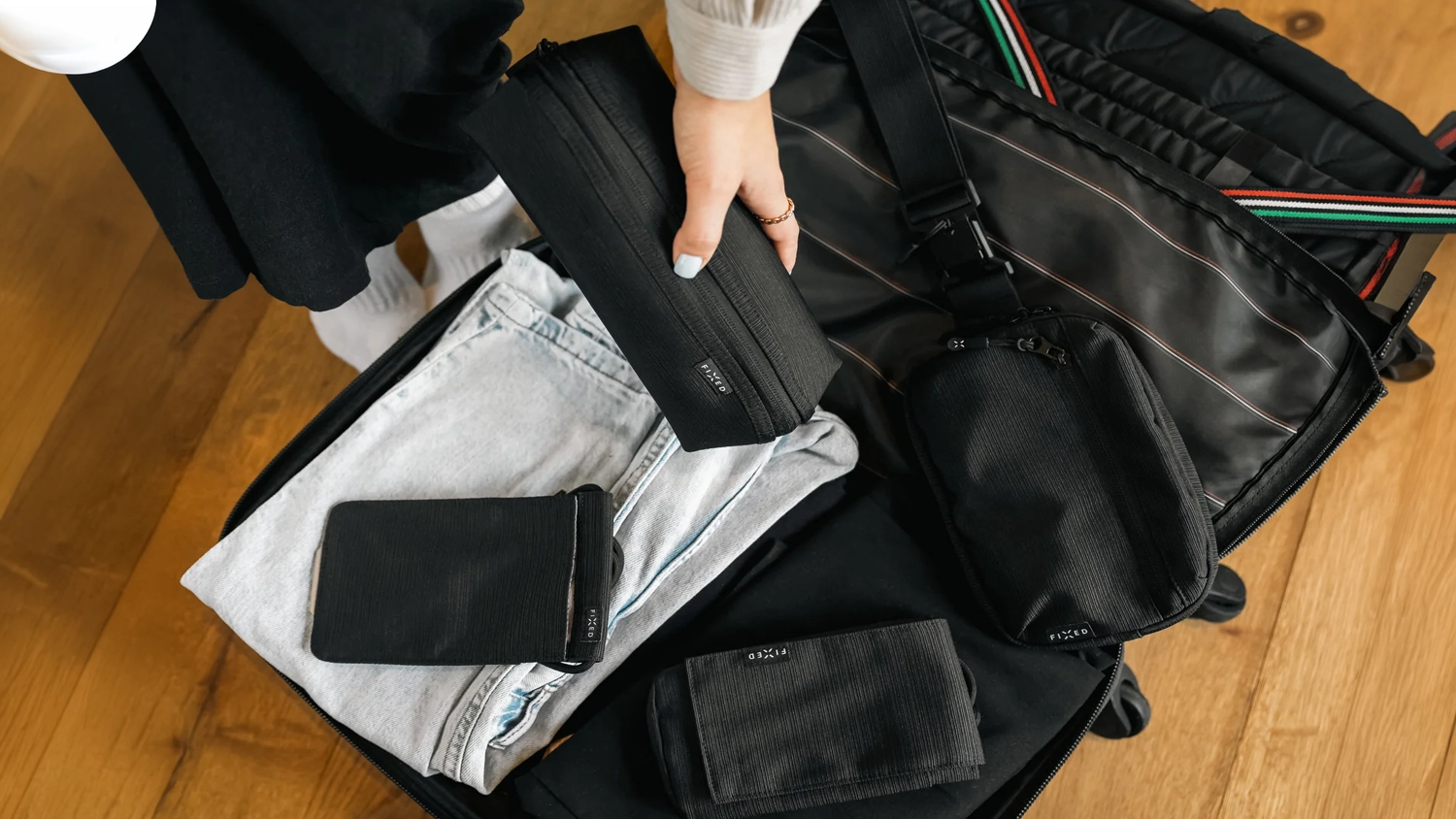 Žena bal&iacute; organiz&eacute;r na věci FIXED Camino Pack do kufru