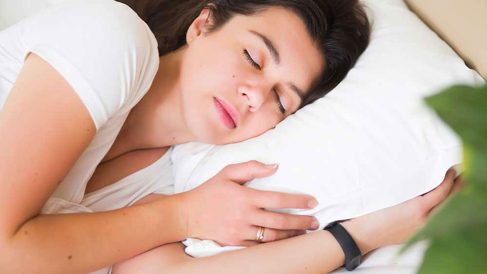 Sp&iacute;c&iacute; mlad&aacute; žena m&aacute; na ruce chytr&yacute; n&aacute;ramek_03