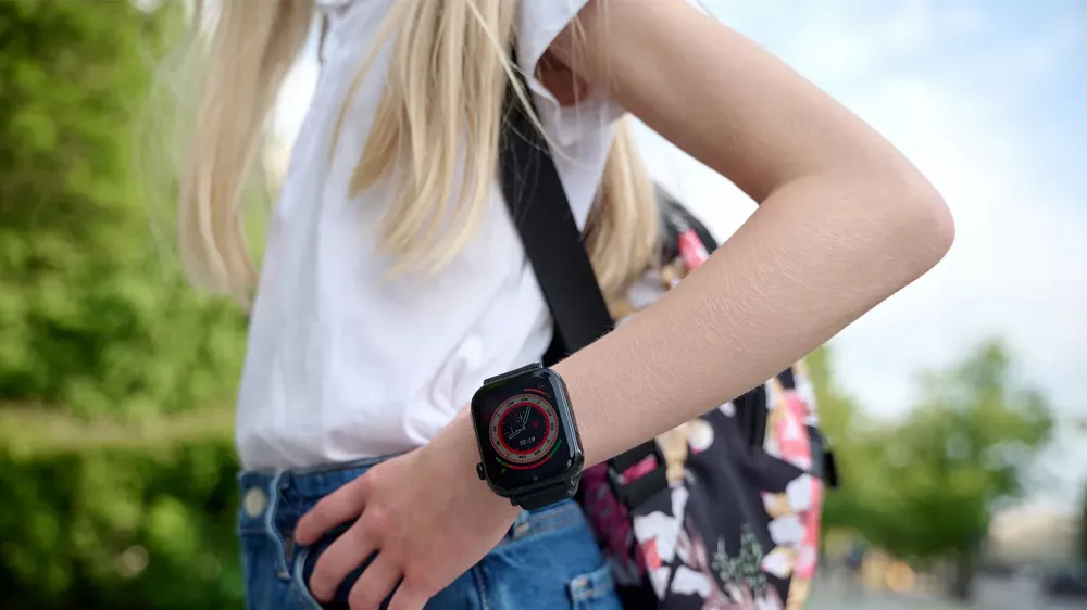 Dívka s hodinkami SMARTWATCH GARETT KIDS NICE PRO 4G BLACK_02