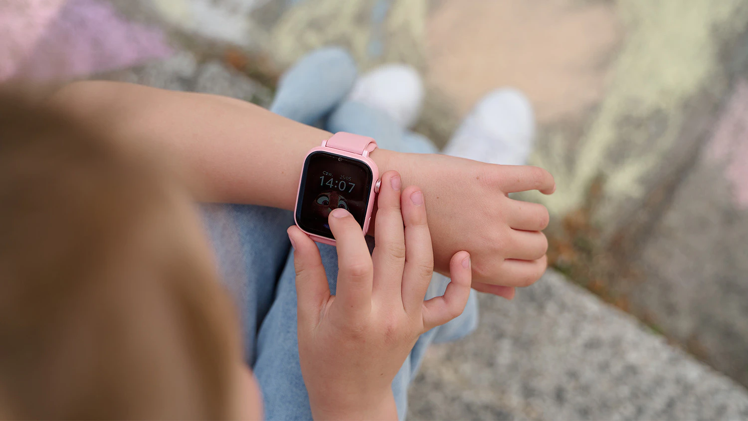 Holčička se dívá na hodinky garett