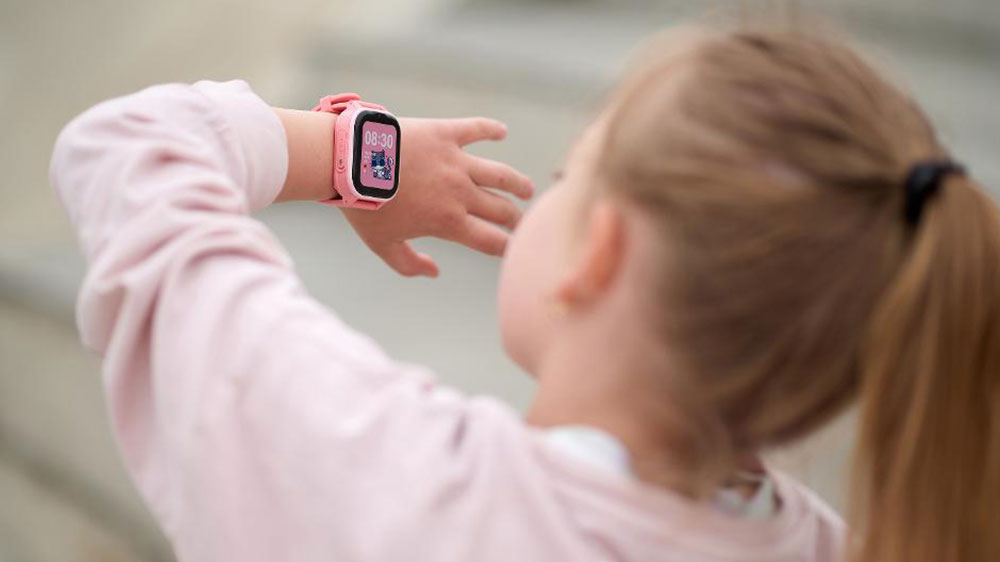 Dětské chytré hodinky GARETT Smartwatch Kids Sun Ultra 4G black dívka s hodinkami_05