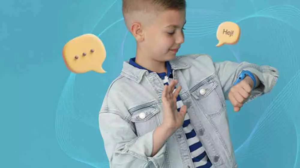 Kluk komunikuje pomocí chytrých hodinek Garett Kids Twin_03