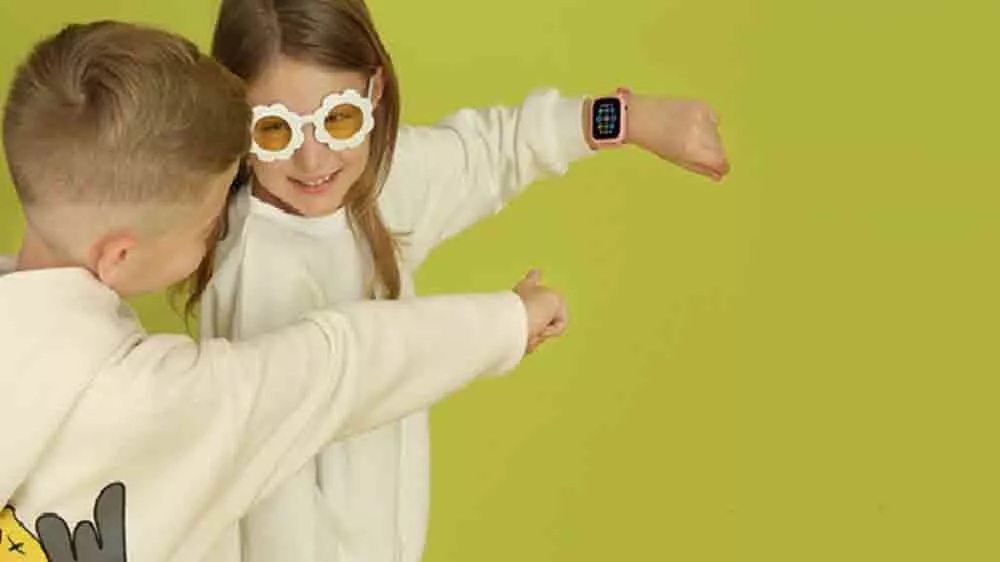Děti si hrají s chytrými hodinkami Garett Kids Essa GO 4G_02