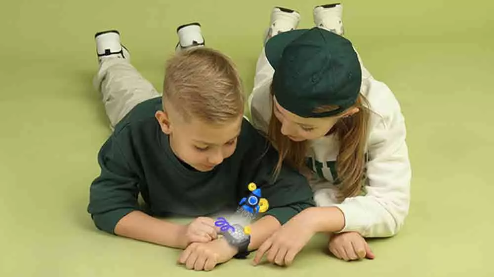 Děti si hraj&iacute; hry na chytr&yacute;ch hodink&aacute;ch Garett Kids Hero Pro 4G_02