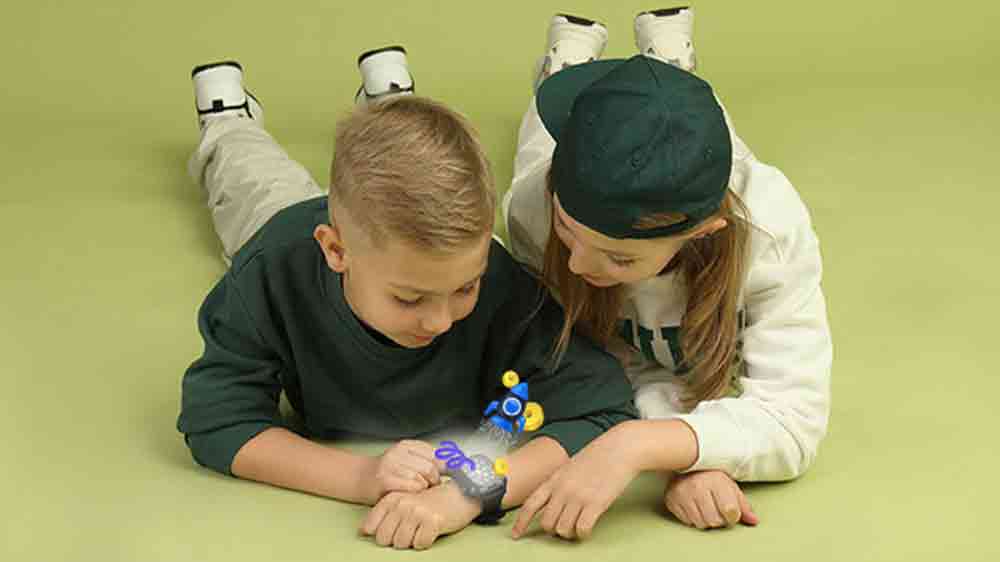 Děti si hrají hry na chytrých hodinkách Garett Kids Hero Pro 4G_02