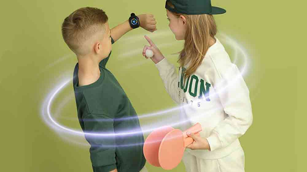 Děti s pálkami a míčem koukají na displej chytrých hodinek Garett Kids Hero Pro 4G_03