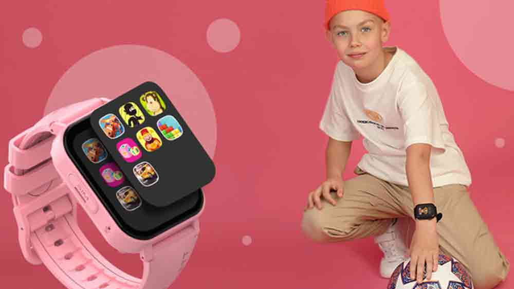 Kluk s hodinkami Garett Kids Rel 4G vedle detailu displeje_02