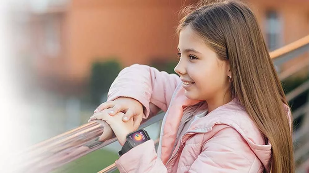 Holčička s dětsk&yacute;mi chytr&yacute;mi hodinkami GARETT Kids Essa 4G_02