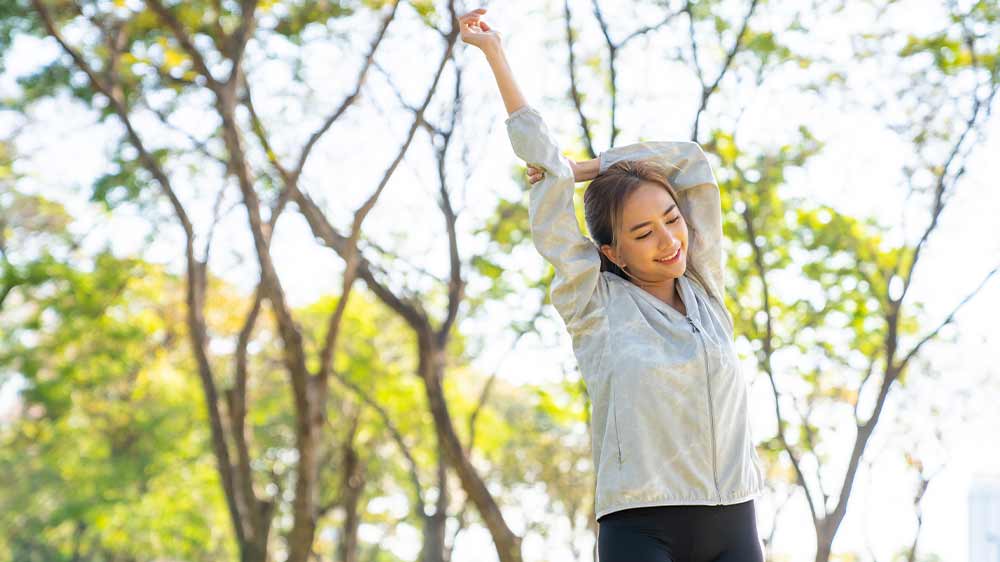 Žena se protahuje před během_03