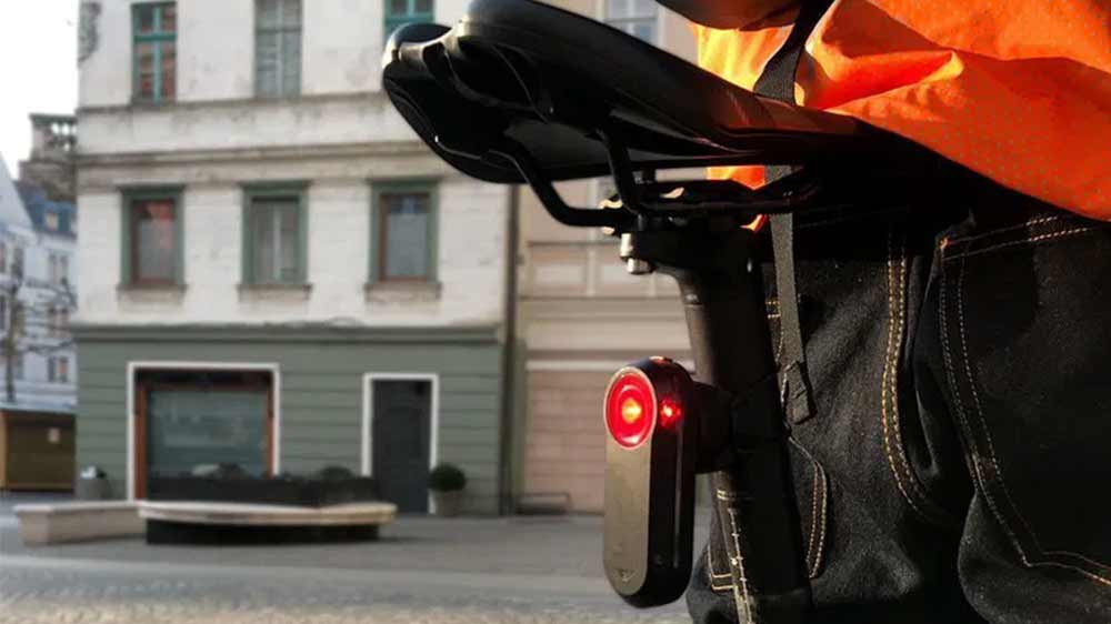 Cyklo-radar Garmin Varia RTL515 připevněn&yacute; na kole_02