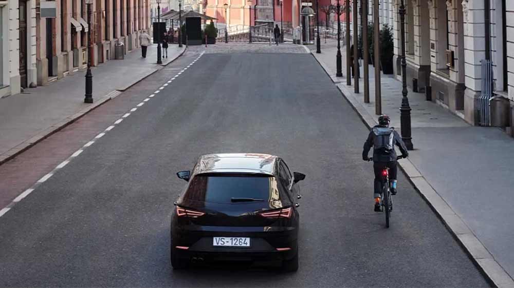 Cyklista na silnici, kolem kter&eacute;ho jede auto_03