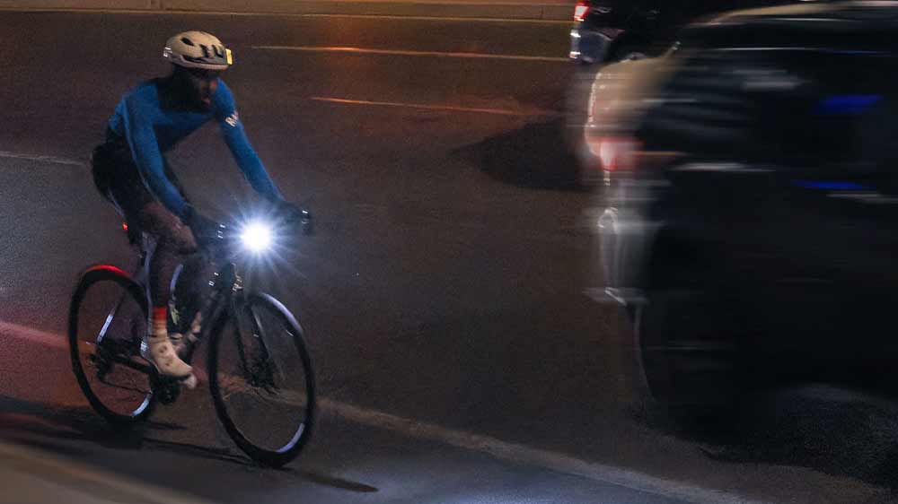 Cyklista, kolem kter&eacute;ho proj&iacute;žd&iacute; několik aut_04