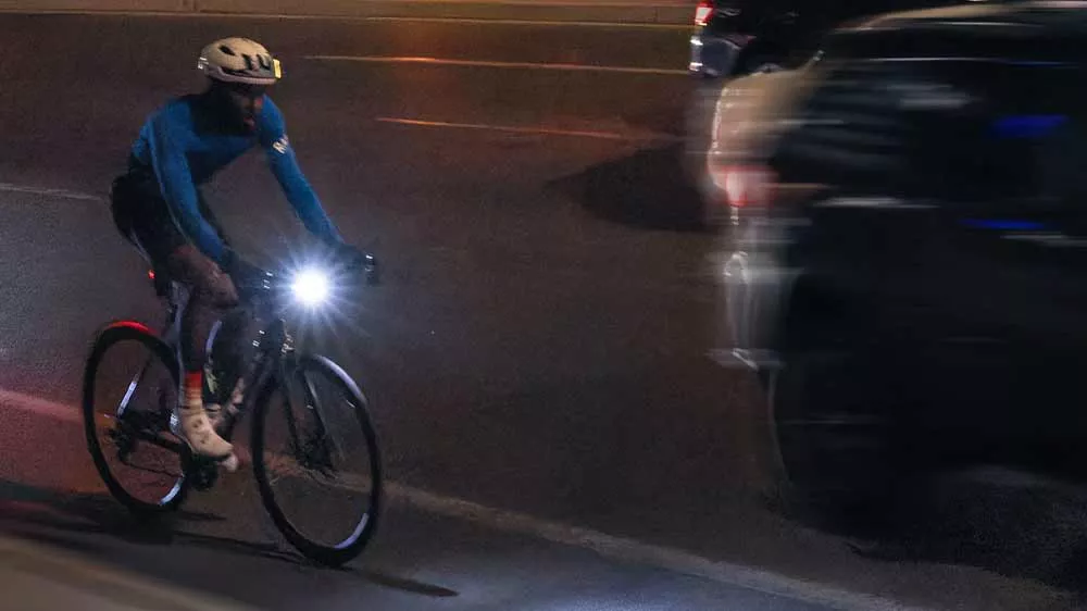Cyklista, kolem kterého projíždí několik aut_04